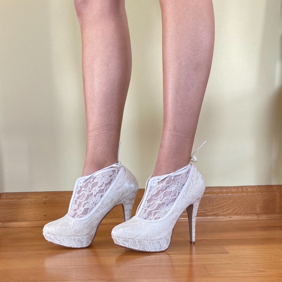 Ivory Lace Satin Pumps - Picture 1 of 6